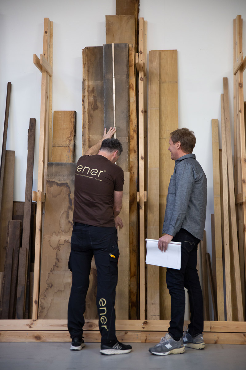 Medarbejdere der kigger på materialer